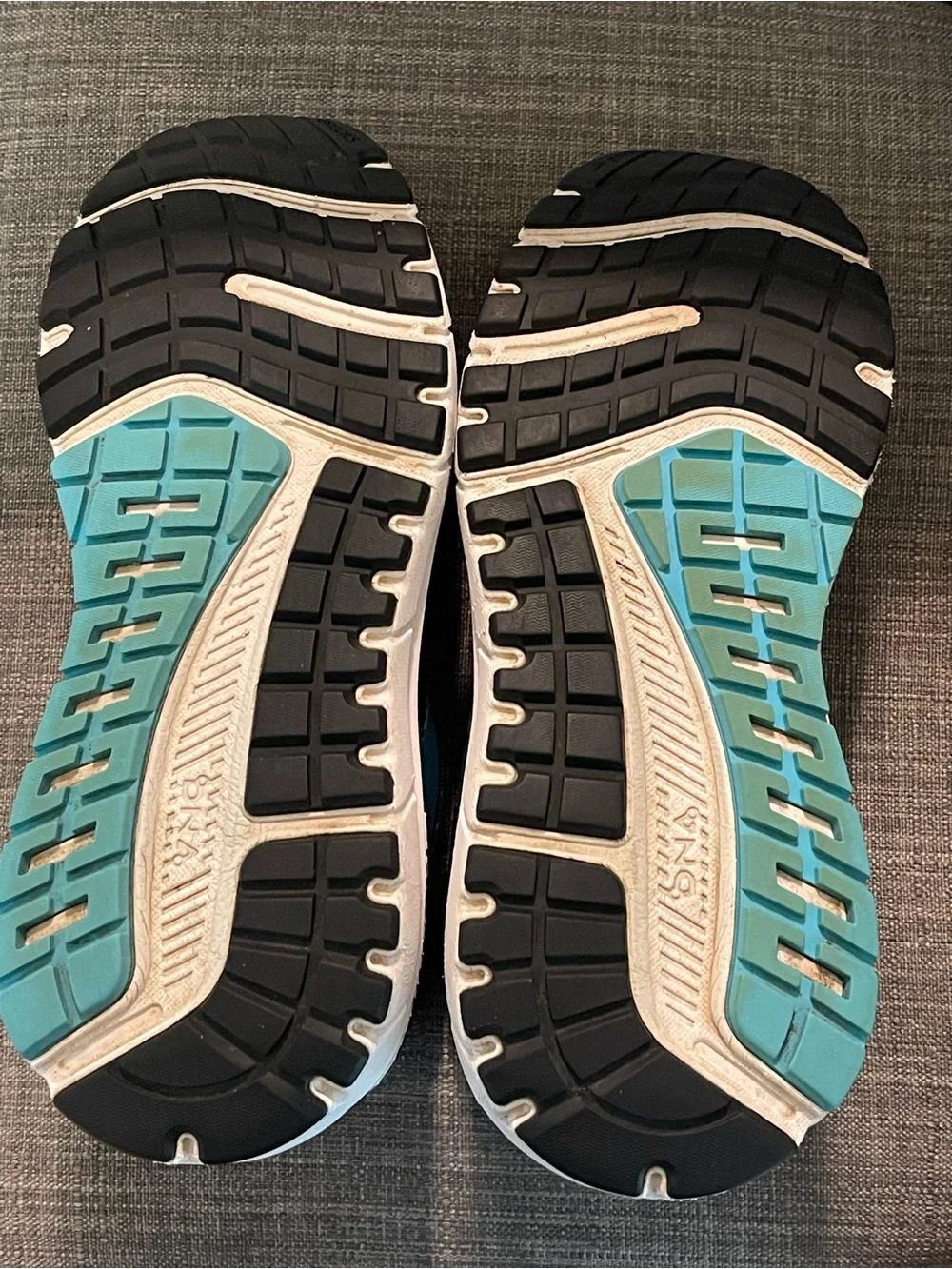 Women’s Brooks Ariel 20, max black 10.5 D athletic shoes. Great condition.!